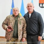 ВОЛОДИМИР ШМАТЬКО НАГОРОДИВ ВОЇНА ІЗ РОСОХАЧА СЕРГІЯ УХАЧА ВІДЗНАКОЮ «ЗА ЧЕСТЬ І ВІДВАГУ»